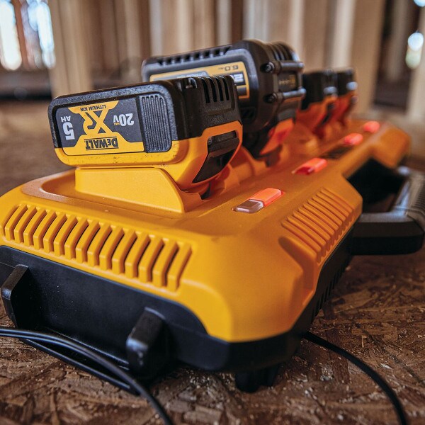 DeWalt Multiport Fast Charger DCB10