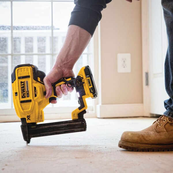 DeWalt 20V Crown Stapler Kit